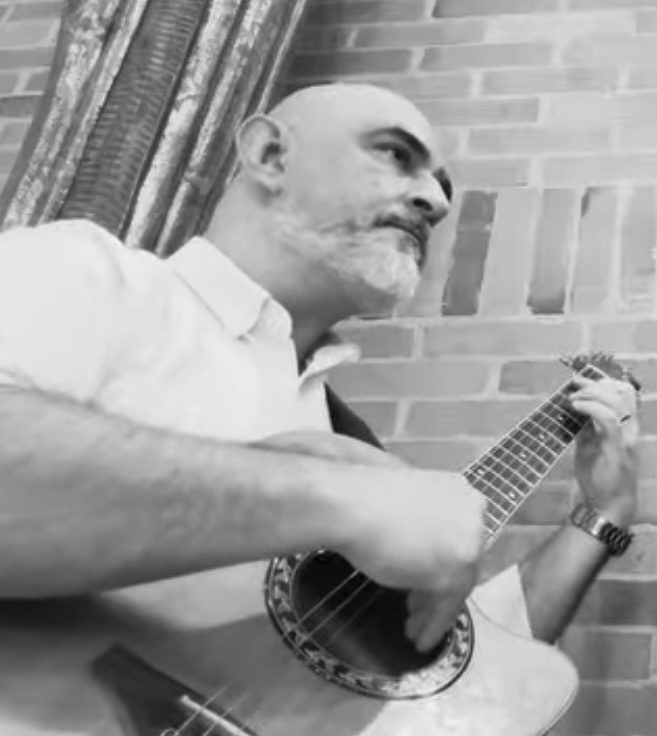 Camilo Granados tocando la guitarra