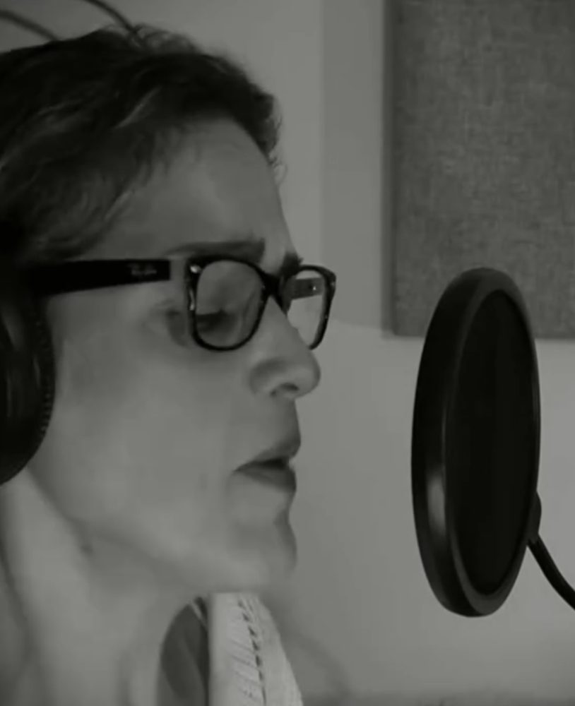 Tatiana Janer cantando en el estudio
